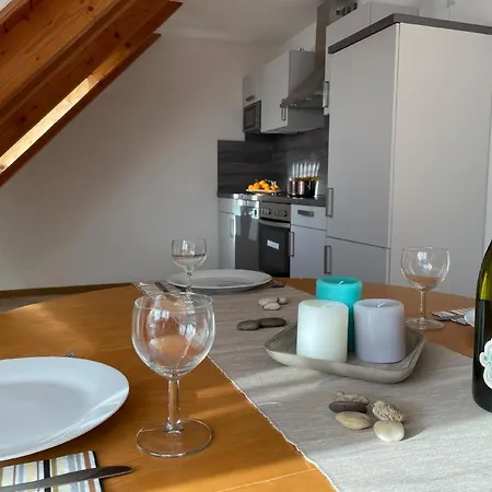 Einladende Obergschosswohnung Mit Sonnigem Balkon شقة