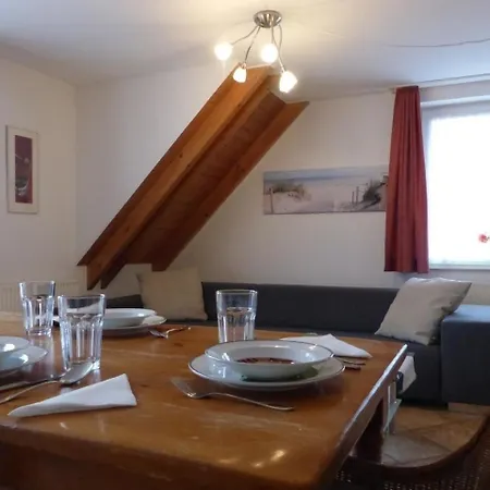 Einladende Obergschosswohnung Mit Sonnigem Balkon شقة *