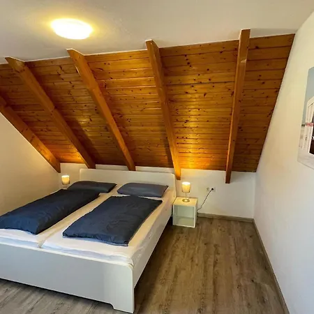 Einladende Obergschosswohnung Mit Sonnigem Balkon شقة